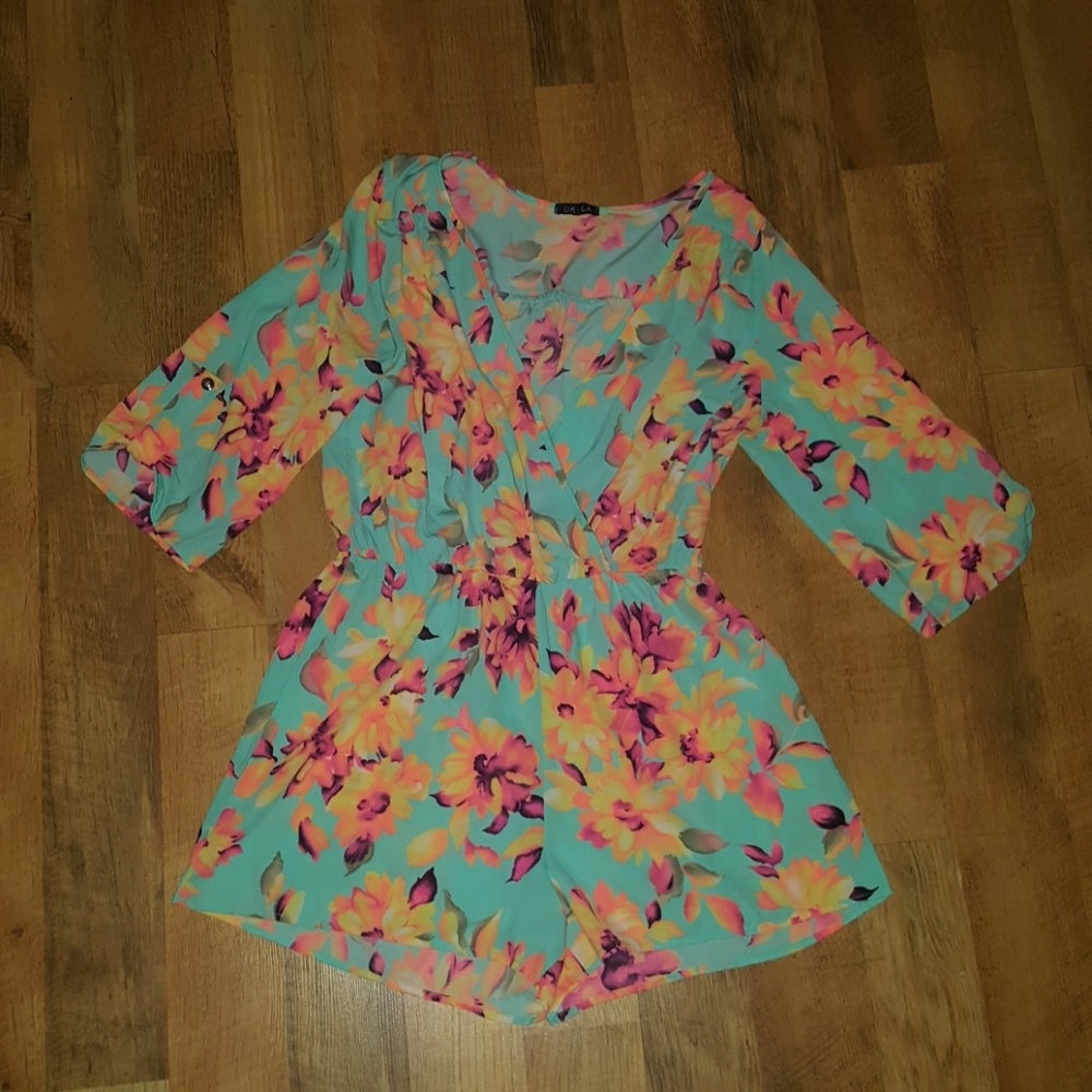 UK2LA. Size M Romper